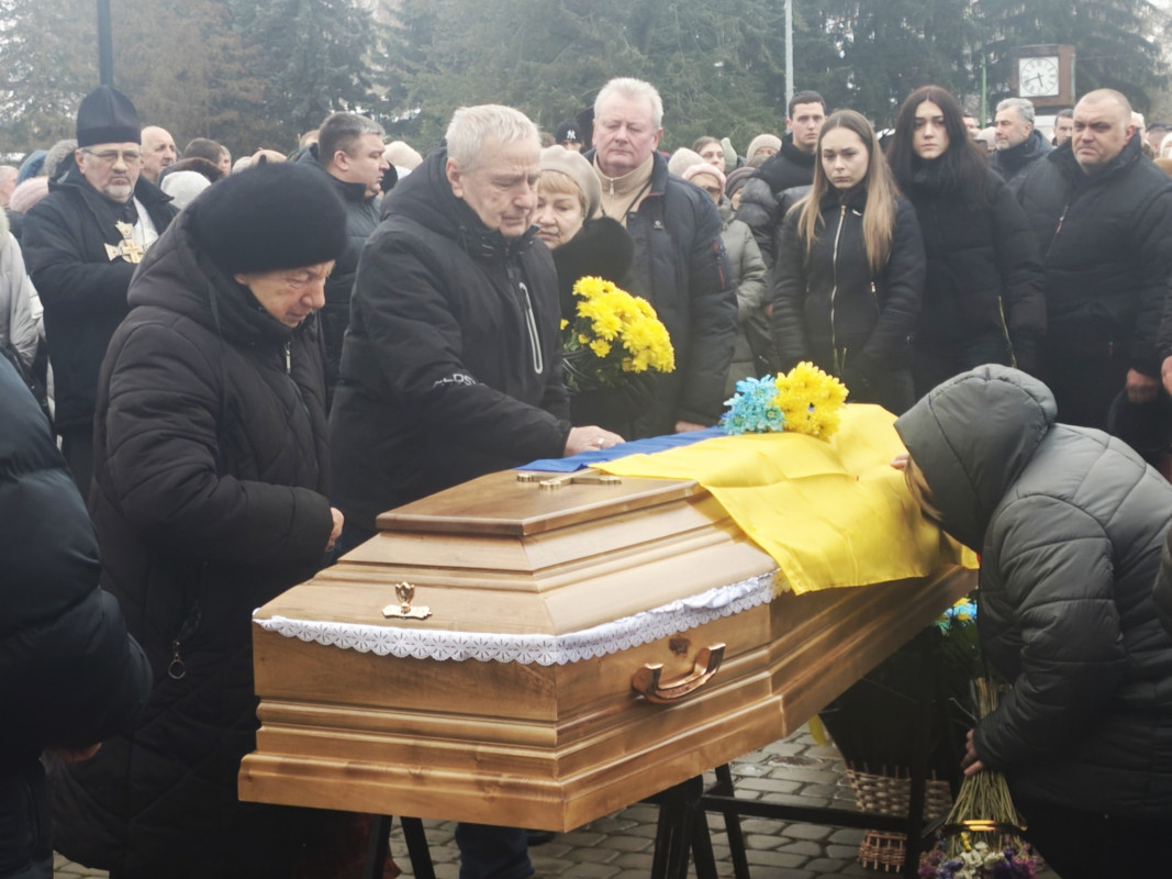 На Волині в останню земну дорогу захисника України, який загинув на фронті близько двох років тому