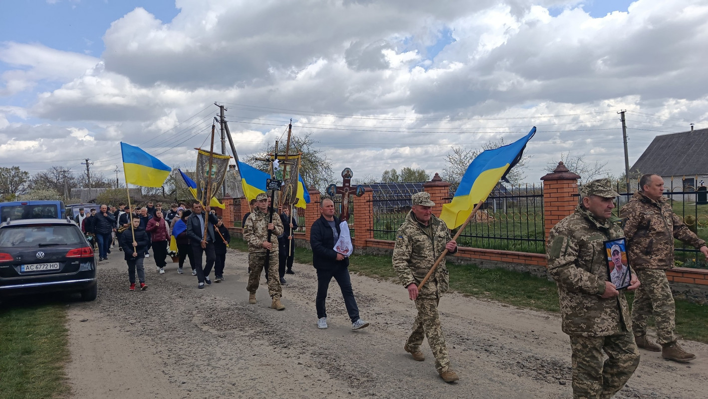 Добровільно став на захист країни: на Волині попрощалися із захисником Володимиром Павлюком