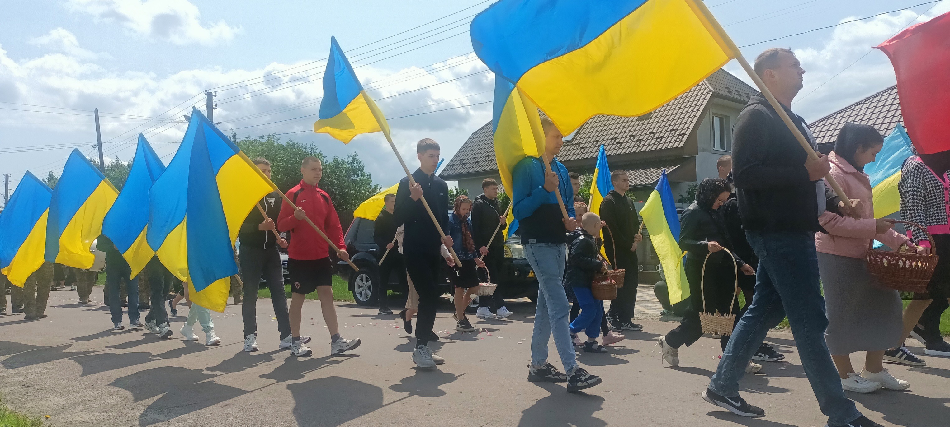Молоде життя обірвала жорстока війна у віці 28 років: у Луцькому районі попрощалися з Героєм Артемом Мулявкою