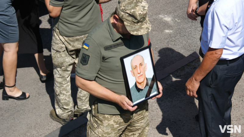 Рідні сподівалися, що в полоні, але дива не сталося: у Рожищі провели в останню путь воїна Миколу Катеринюка