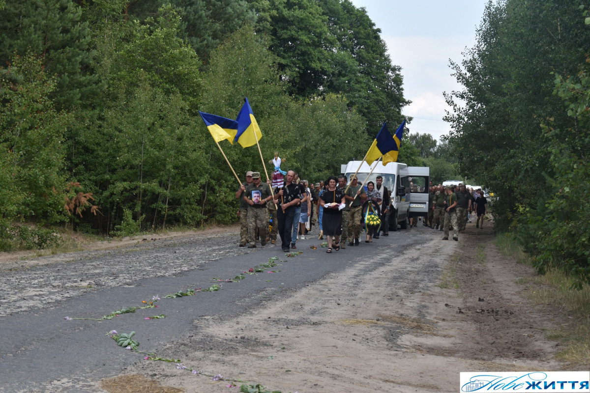 Залишилися дружина та маленький синочок: волиняни попрощалися із загиблим Героєм Миколою Жилком