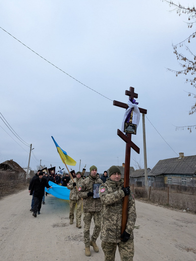 Не дочекалася матір наймолодшого сина, дружина втратила надійного чоловіка, син і доньки люблячого татуся: на Волині поховали Героя Петро Проца