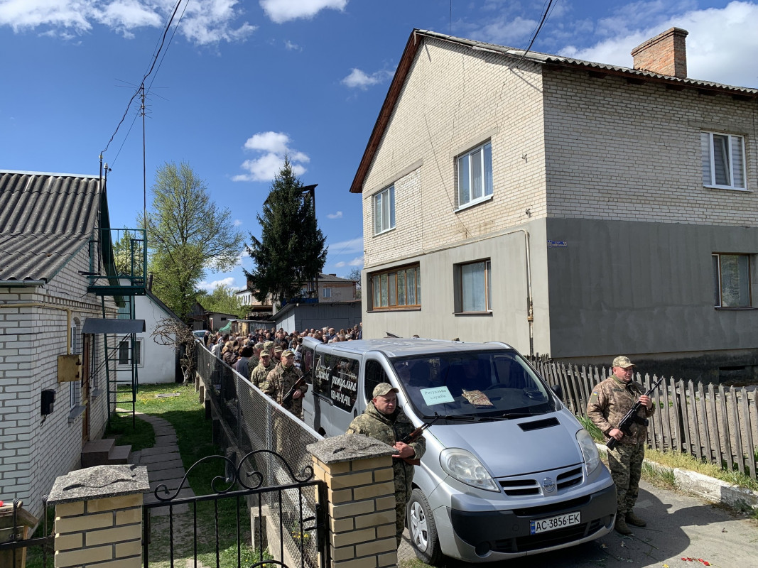 Останній дзвінок для Героя: у місті на Волині попрощалися з Олександром Каленюком