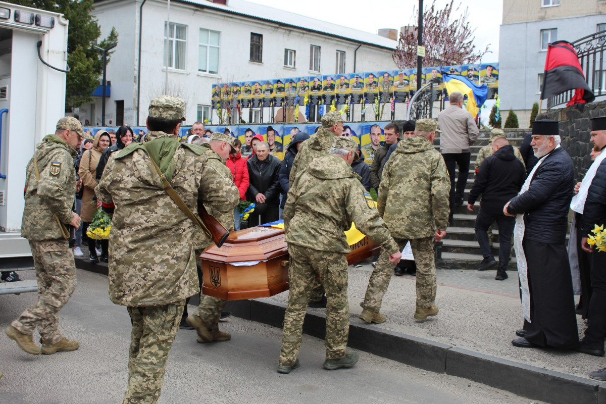 «Тепер тато захищатиме з небес»: волиняни попрощалася з 25-річним Антоном Хвостюком