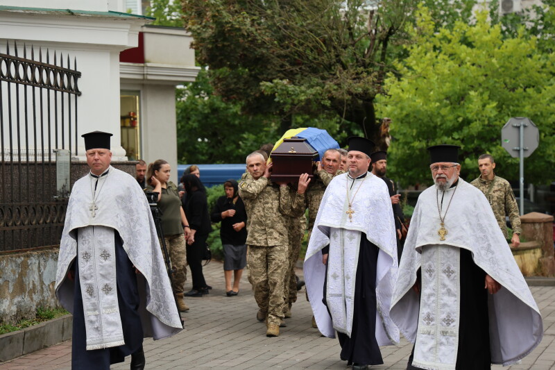 Загинув більше року тому: у Луцьку попрощалися з полеглим на війні Героєм Чижуком Володимиром