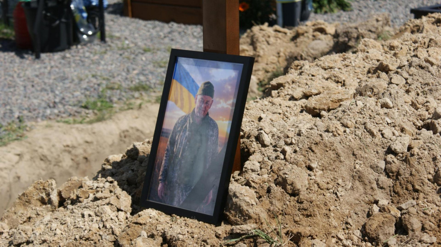 Не встиг натішитися першою онучкою: на Волині провели в останню дорогу воїна Олексія Калюха