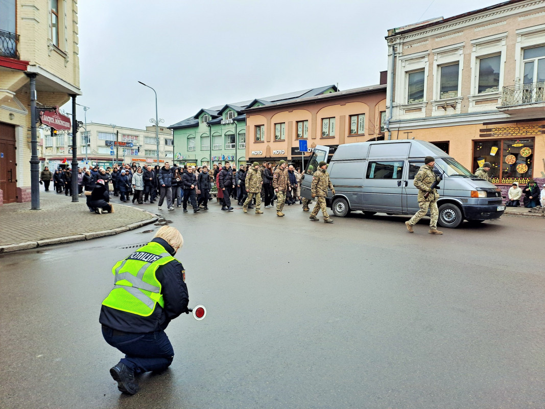 Коровай ділили на кладовищі: у Ковелі в останню путь провели 18-річного Героя Дмитра Приймачука