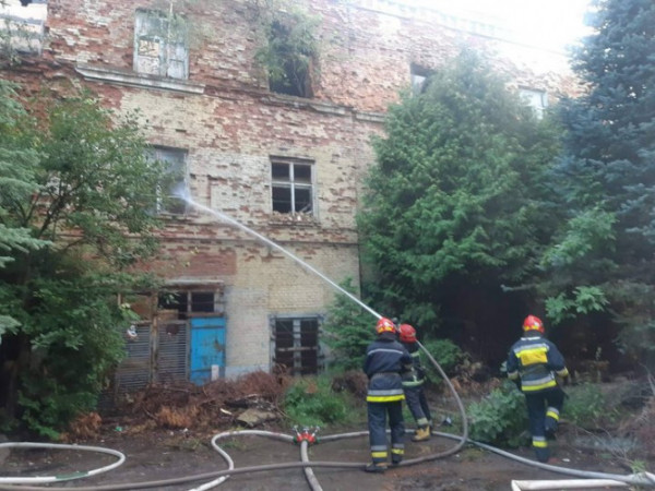 На закинутому автозаводі у Львові сталася велика пожежа