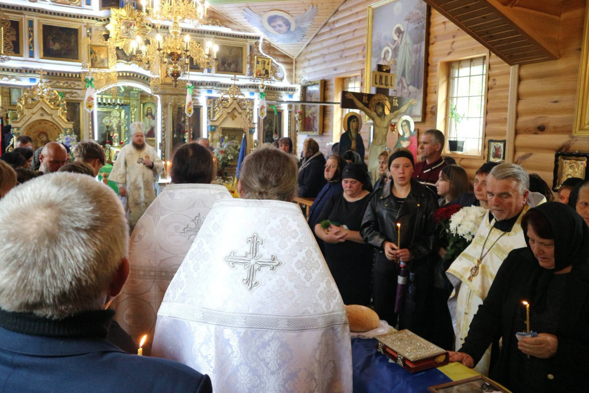 На колінах і зі сльозами: поблизу Луцька в останню путь провели 47-річного Героя Івана Мельника