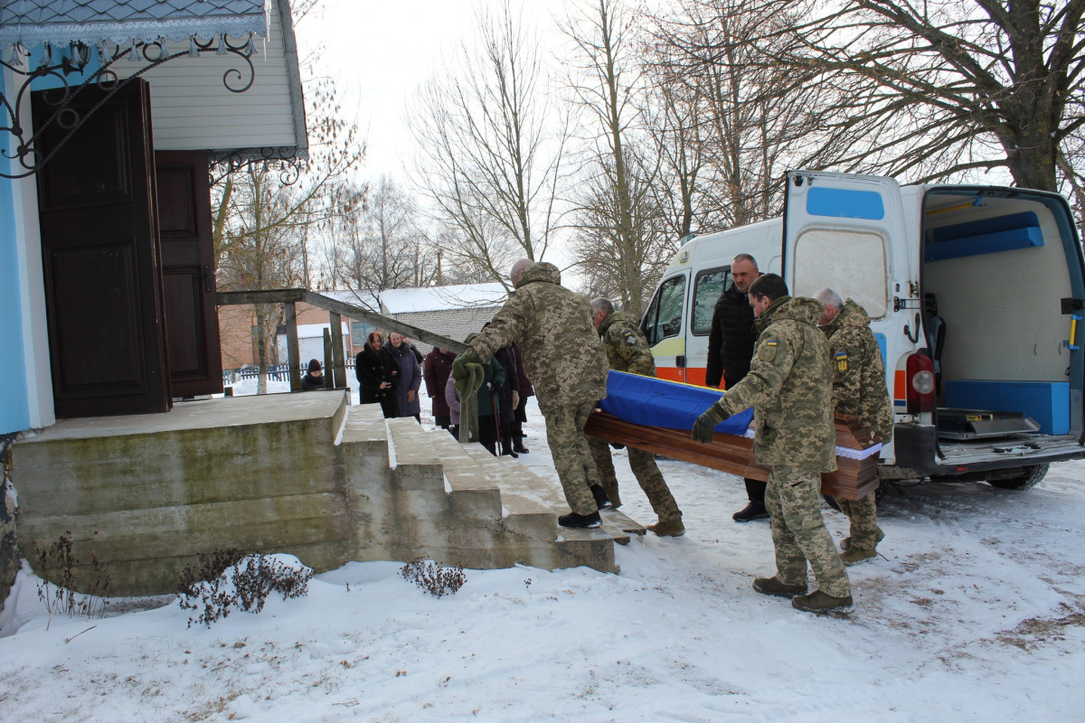 Загинув внаслідок удару ворожого безпілотника: на Волині попрощалися з Героєм Володимиром Лавренюком