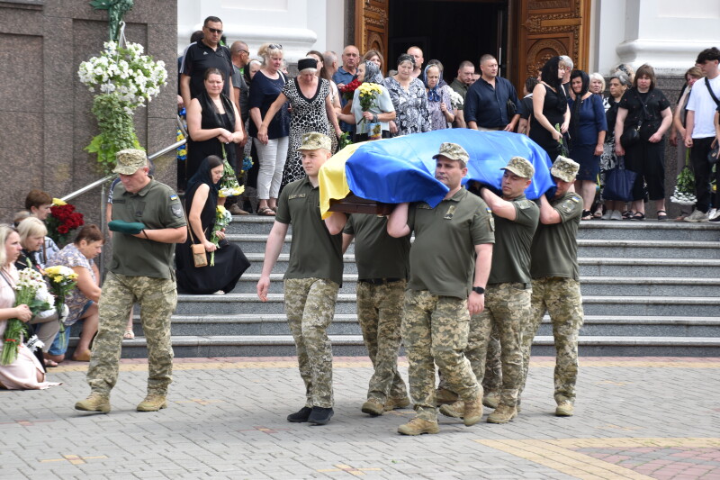 Повернувся «на щиті» через рік після загибелі: у Луцьку в останню дорогу провели Героя Володимира Андрійчука