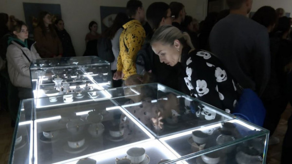 У Луцьку відкрилась виставка порцеляни, яку можуть відвідати незрячі
