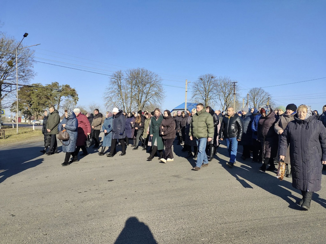 «Любив життя, але клята війна його забрала»: громада на Волині попрощалася з Героєм Аркадієм Луцюком