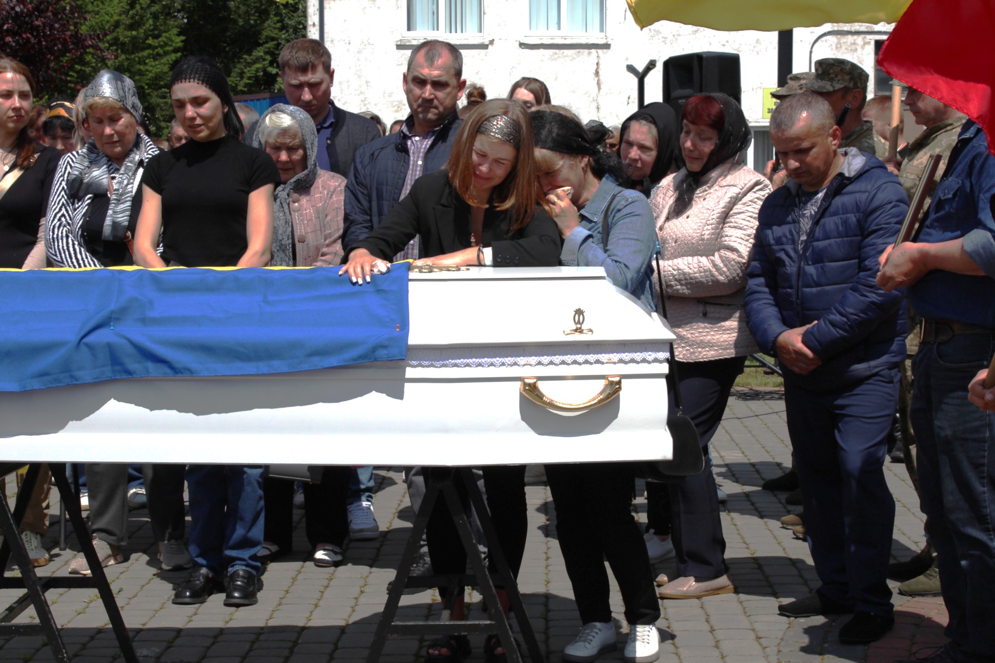 Весільний коровай, тужлива мелодія і море квітів: громада на Волині прощалася з Героєм Романом Карпюком
