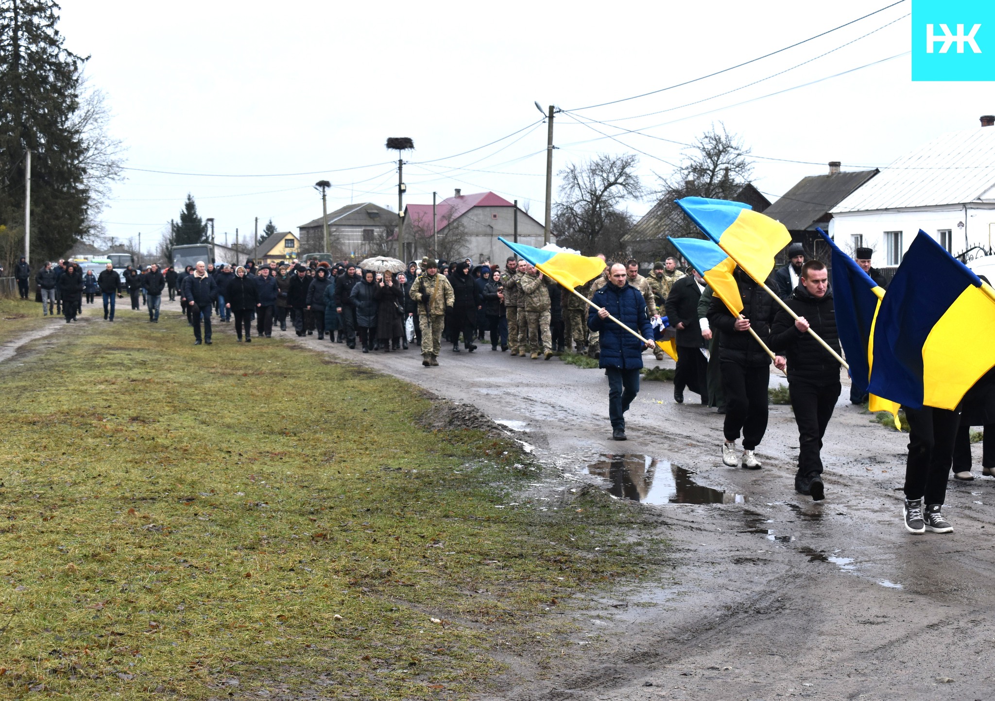 Загинув на війні у розквіті сил: на Волині в останню дорогу провели відважного Героя Богдана Диня