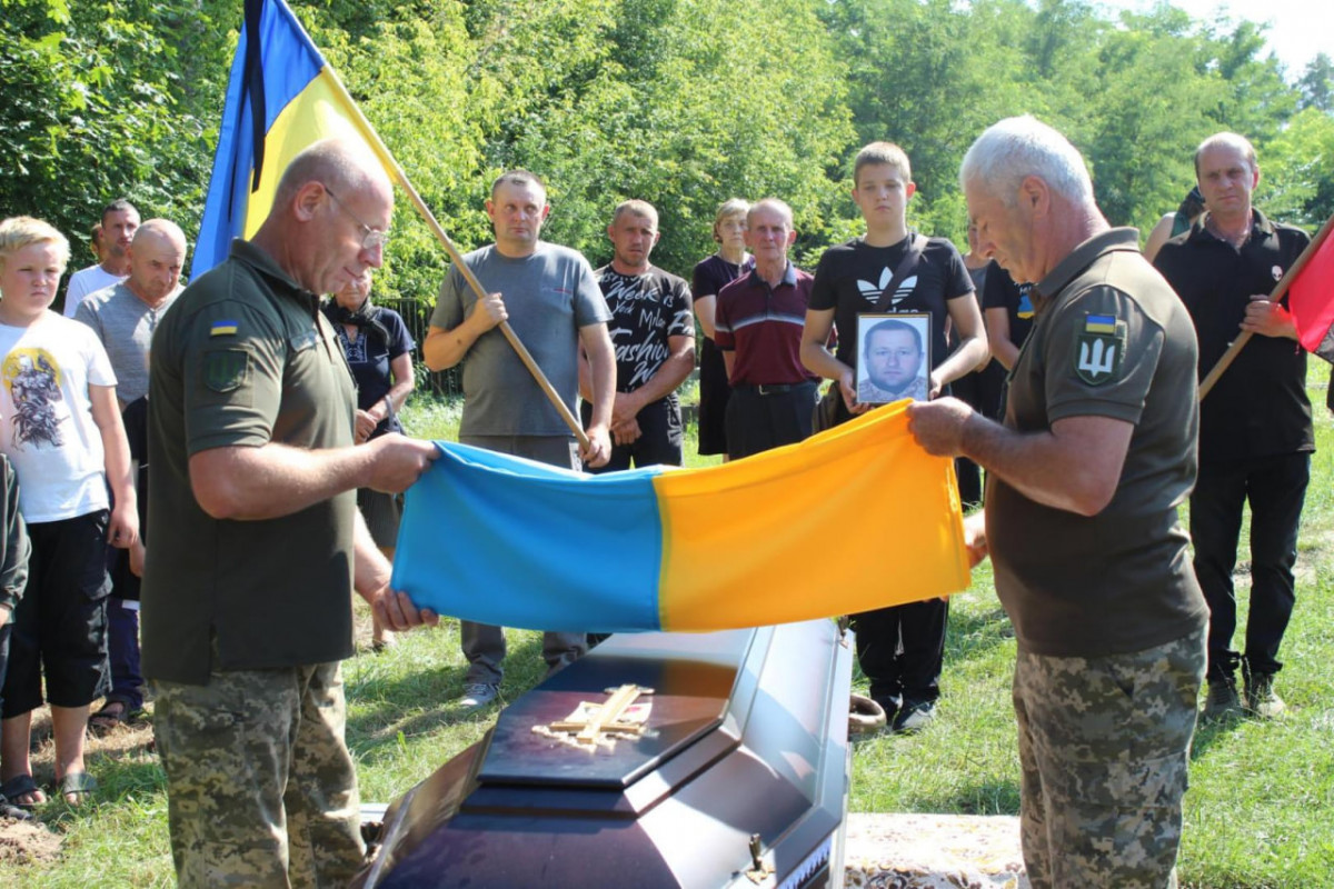 Весільний коровай - у траурній процесії: на Волині попрощалися з Героєм Віктором Бурковським
