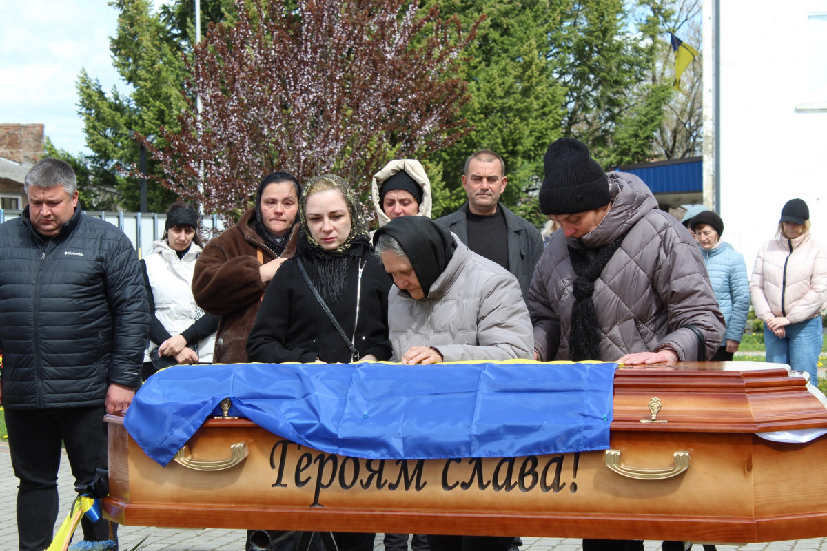 Не дочекалася дружина, не обійняла мама: волиняни попрощалися з полеглим Героєм Дмитром Демчуком