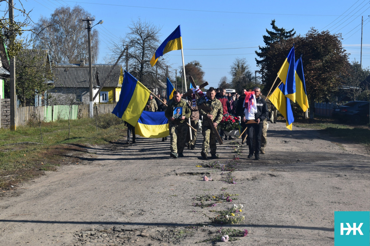 Коровай гірчив від сліз, розділили його на кладовищі: на Волині поховали молодого Героя Івана Комзюка