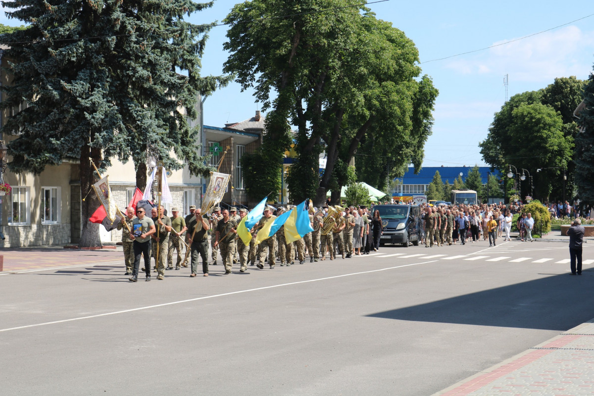 Невтомний трудівник, гарний сім’янин і надійний друг: на Волині всім селом ховали загиблого Героя Сергія Кравчука