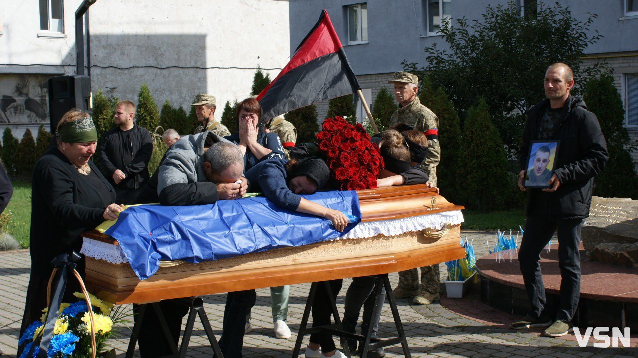 Повернувся додому після майже дворічної невідомості: Рожищенська громада зустріла «на щиті» Героя Віталія Козла. Фото