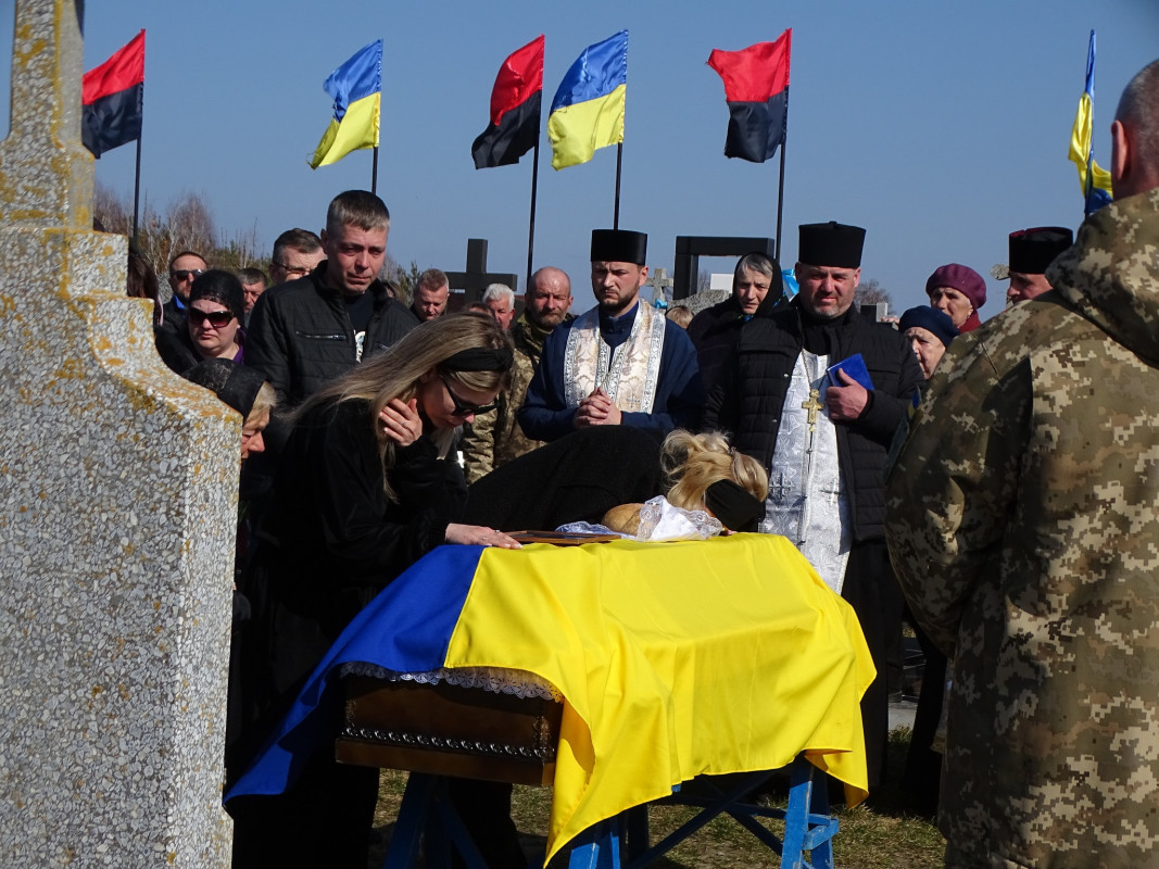На Волині провели в останню путь Героя Василя Кравчука, який загинув два роки тому