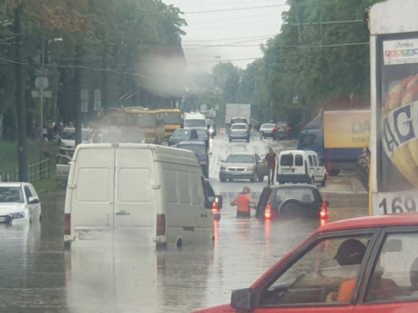 Зламані дерева та «плаваючі» машини: у Тернополі негода наробила лиха