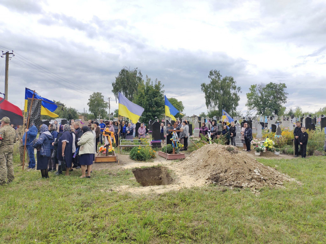 Був 3 тижні на передовій: громада на Волині попрощалася із 28 загиблим на війні Героєм-земляком Олександром Дубчуком