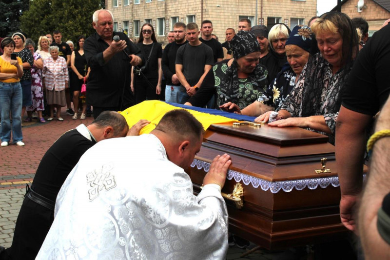 На кладовищі розділили весільний хліб: у громаді на Волині прощалися з молодим Героєм, який загинув на фронті