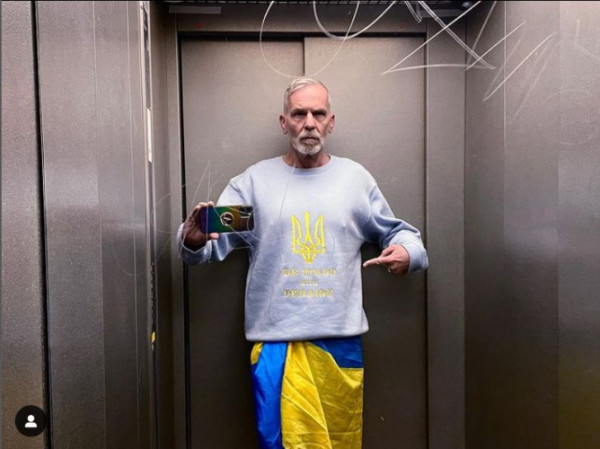 Німецький стиліст щодня вдягає образ в кольорах українського прапора