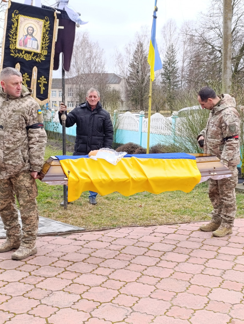 Нещодавно одружився, мріяв про спільне життя з коханою і про дітей: на Волині поховали 23-річного Героя Віталія Забродського