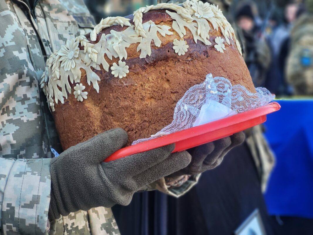 Сумне Різдво: на Волині в останню земну дорогу провели 32-річного воїна Володимира Бичика