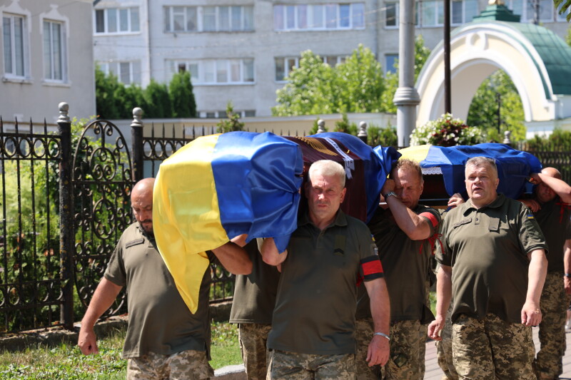 Загинули понад рік тому у Курській області: у Луцьку відбулося прощання з Героями Леонідом Матвійчуком та Олександром Єдинаком