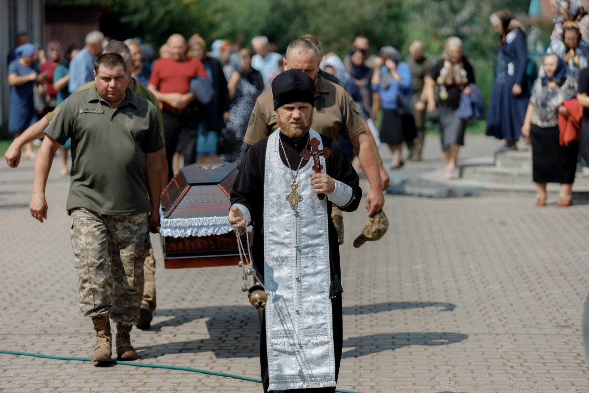 Кращі сини України йдуть у Небесне військо: на Волині в останню дорогу провели загиблого воїна Анатолія Захарчука