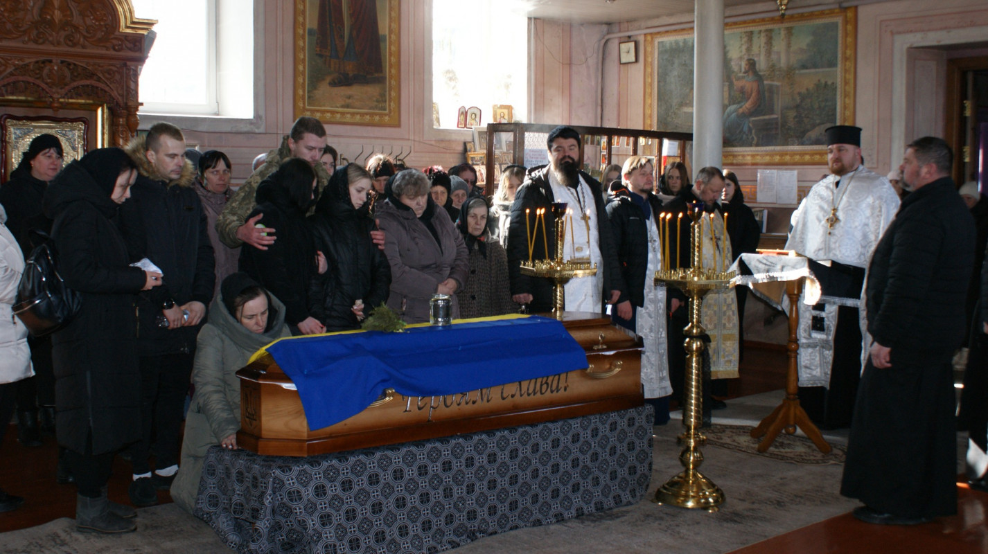 Навколішки і зі сльозами: волиняни попрощалися з Героєм Володимиром Гродським