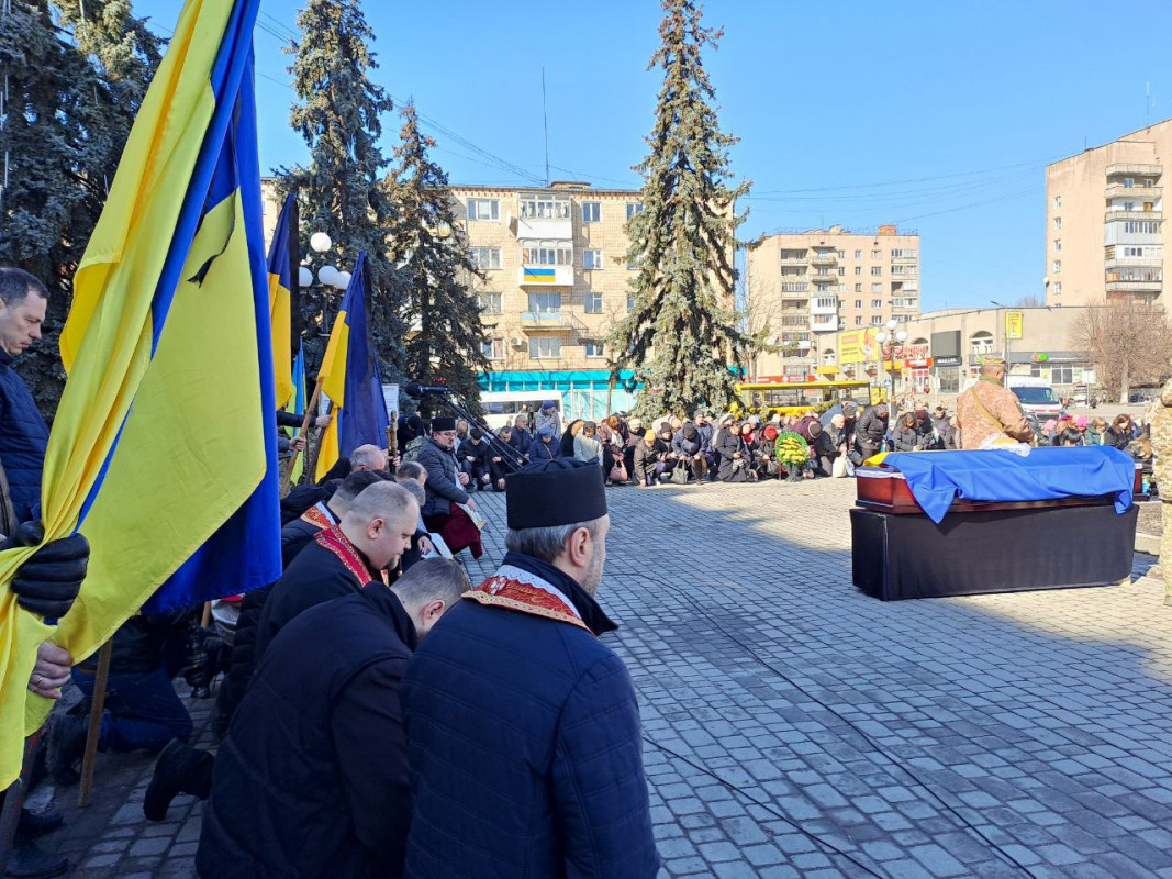 Мав приїхати у відпустку, а повернувся навіки «на щиті»: на Волині попрощалися з Героєм Олександром Маслом