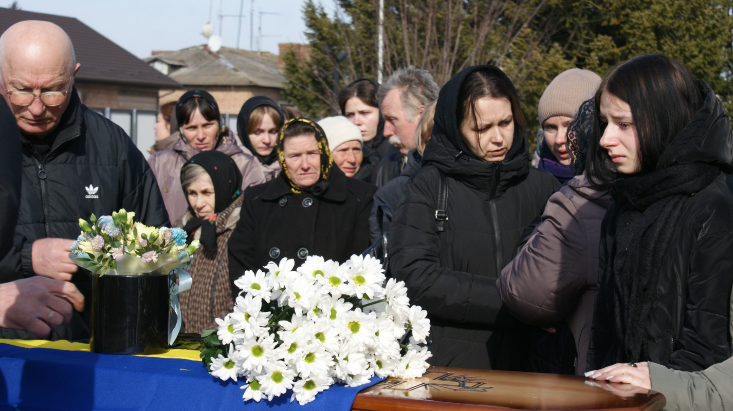 Навколішки і зі сльозами: волиняни попрощалися з Героєм Володимиром Гродським