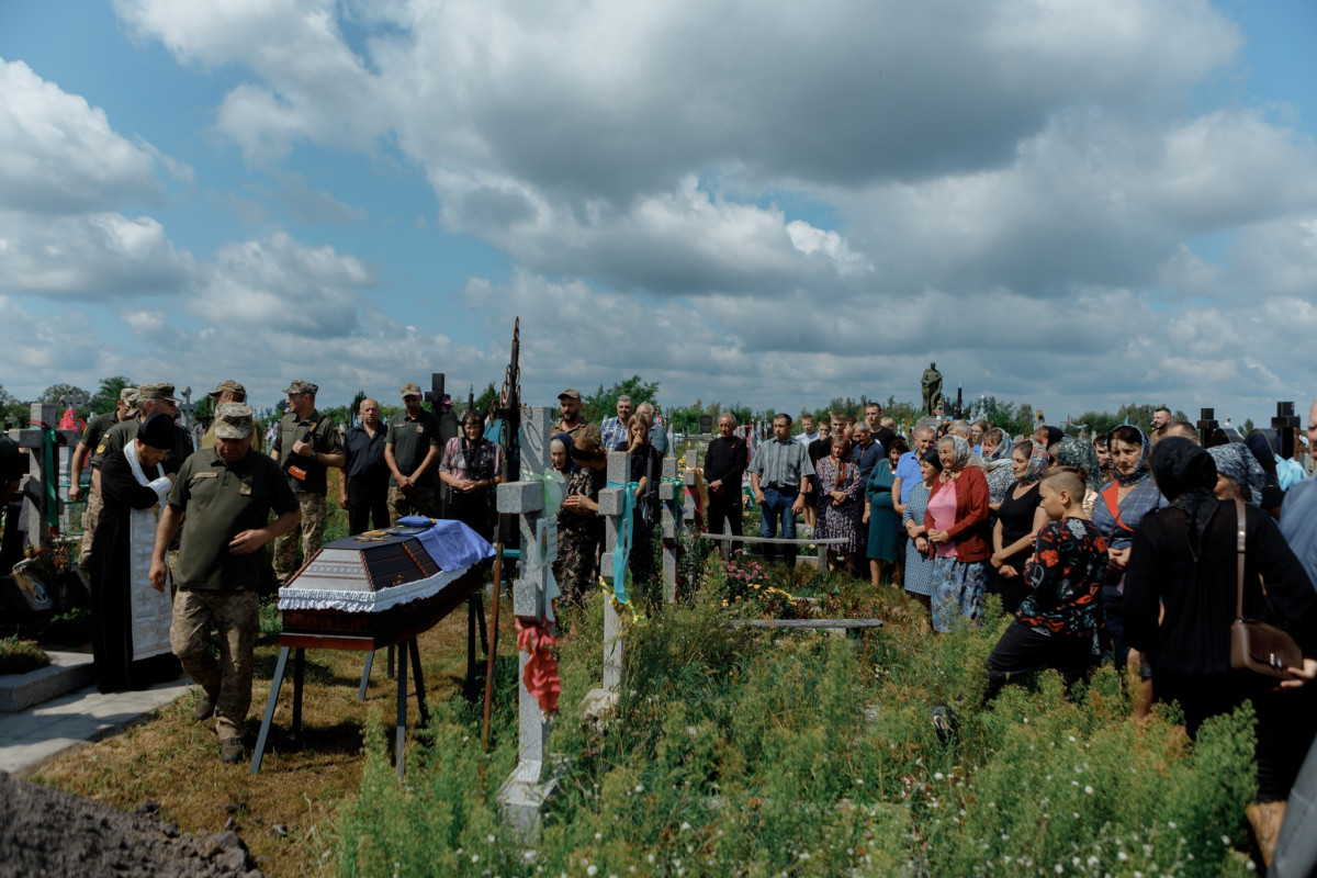 Кращі сини України йдуть у Небесне військо: на Волині в останню дорогу провели загиблого воїна Анатолія Захарчука