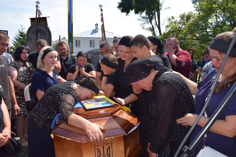 Люблячий чоловік, тато і вірний товариш: на Волині попрощалися з Героєм Сергієм Мельничуком