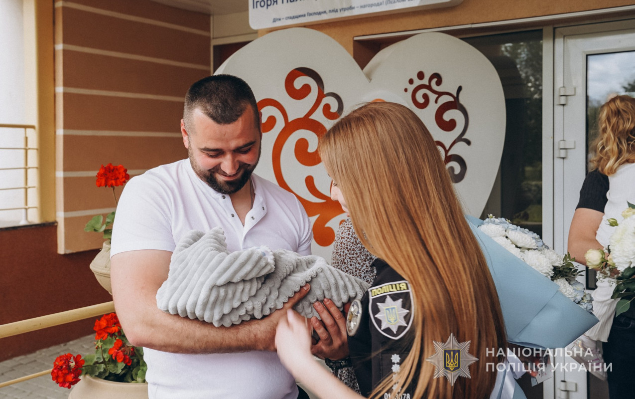 Вдруге став батьком: у родині волинського поліцейського-добровольця народився син