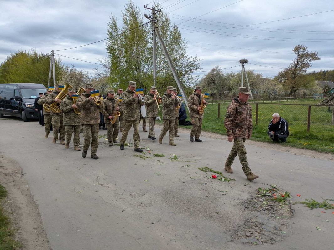 Громада на Волині віддала останню шану загиблому Герою Віктору Гошку