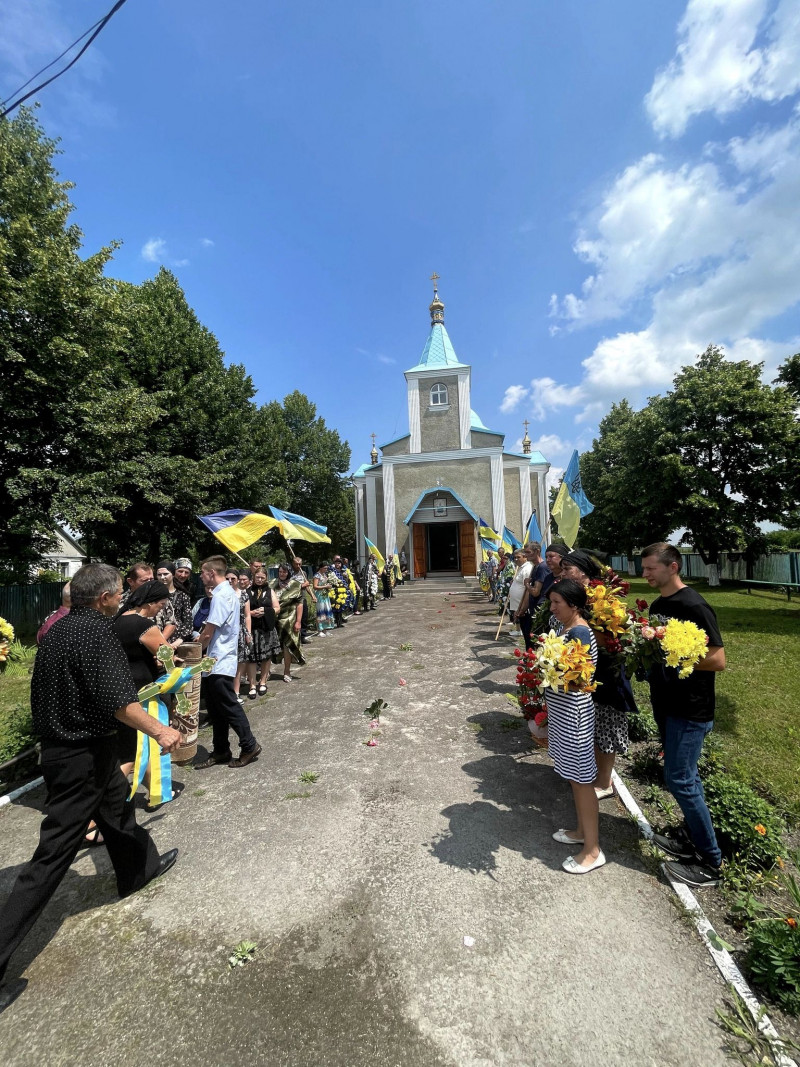 Волиняни на колінах з повним серцем болю попрощалися із загиблим Героєм Володимиром Сидляром