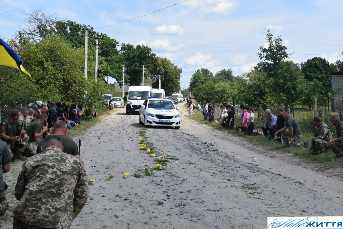 Залишилися дружина та маленький синочок: волиняни попрощалися із загиблим Героєм Миколою Жилком