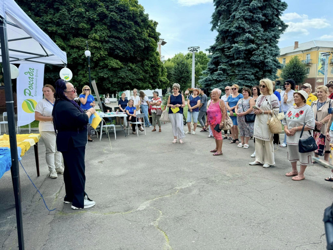 У місті на Волині розгорнули найбільший в'язаний прапор України