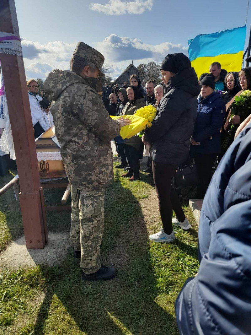 Провести воїна зійшлося все село: на Волині попрощалися з молодим Героєм Валерієм Гонтою