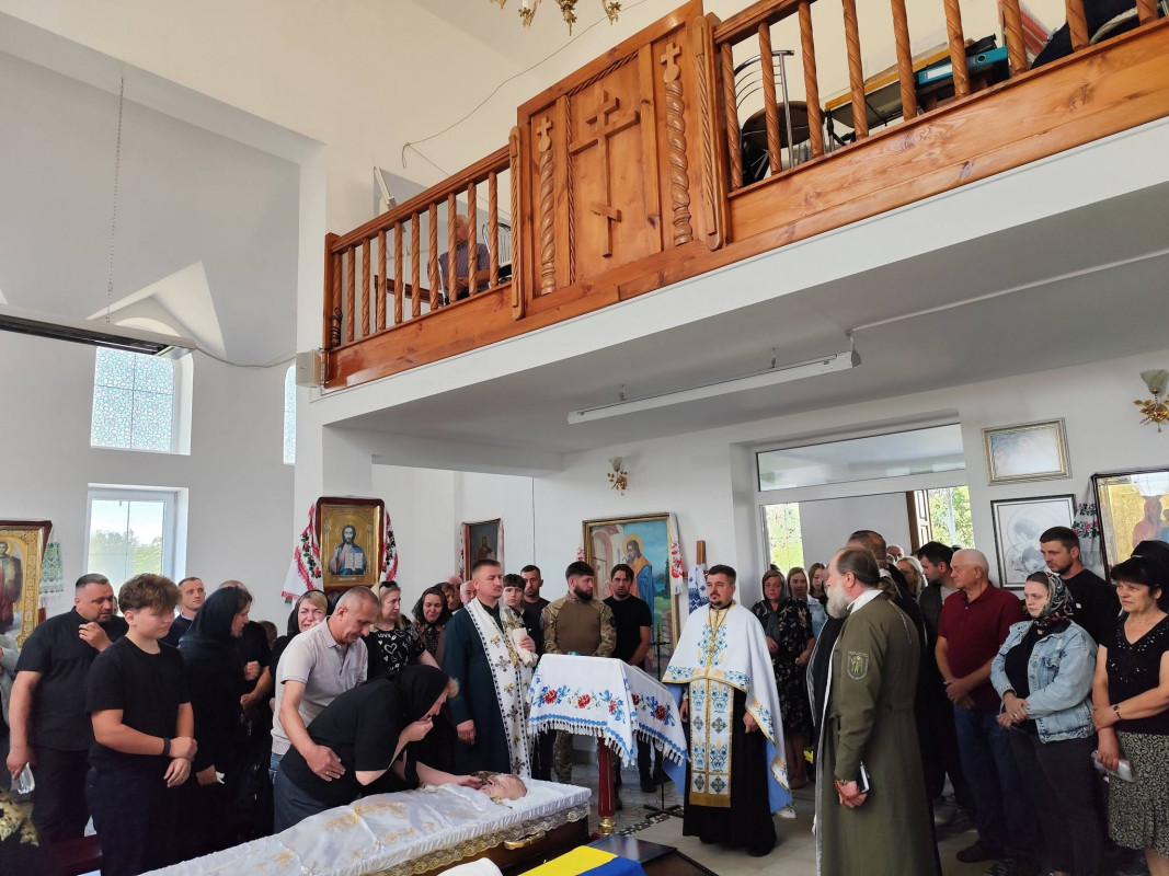 На Волині попрощалися із 40-річним воїном Олександром Вахнованом, який загинув у ДТП