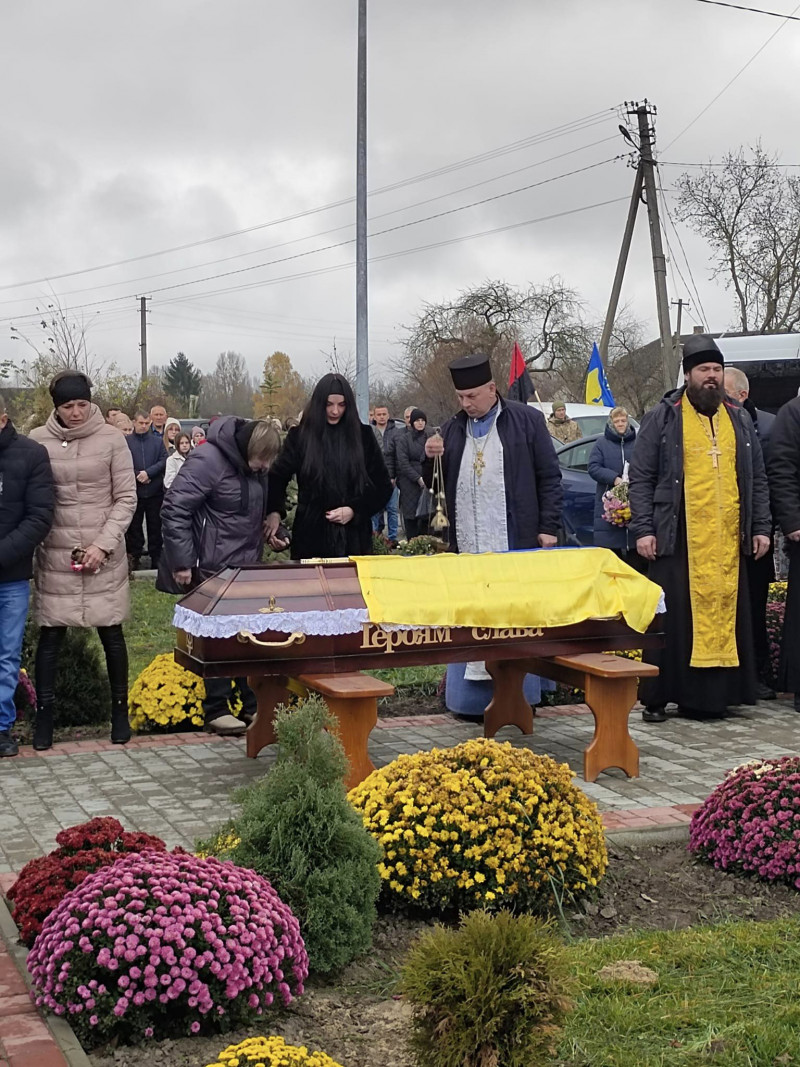 Лише через десять днів побратими змогли забрати його тіло з поля бою: на Волині поховали Героя Михайла Вацика