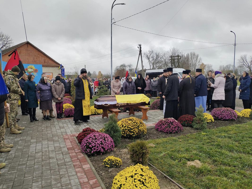 Лише через десять днів побратими змогли забрати його тіло з поля бою: на Волині поховали Героя Михайла Вацика