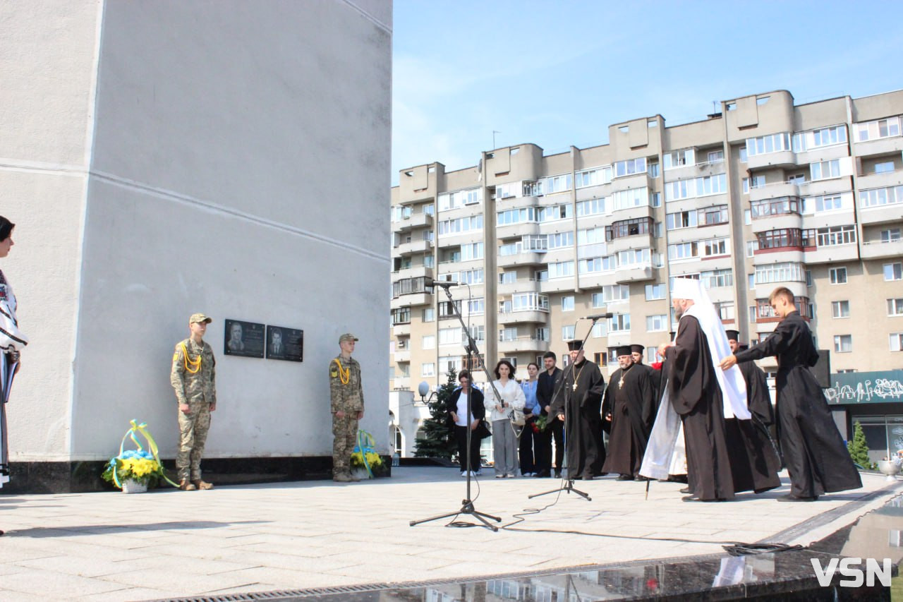 У Луцьку встановили меморіальні дошки загиблим на війні депутатам - Сергію Слабенку та Сергію Духницькому