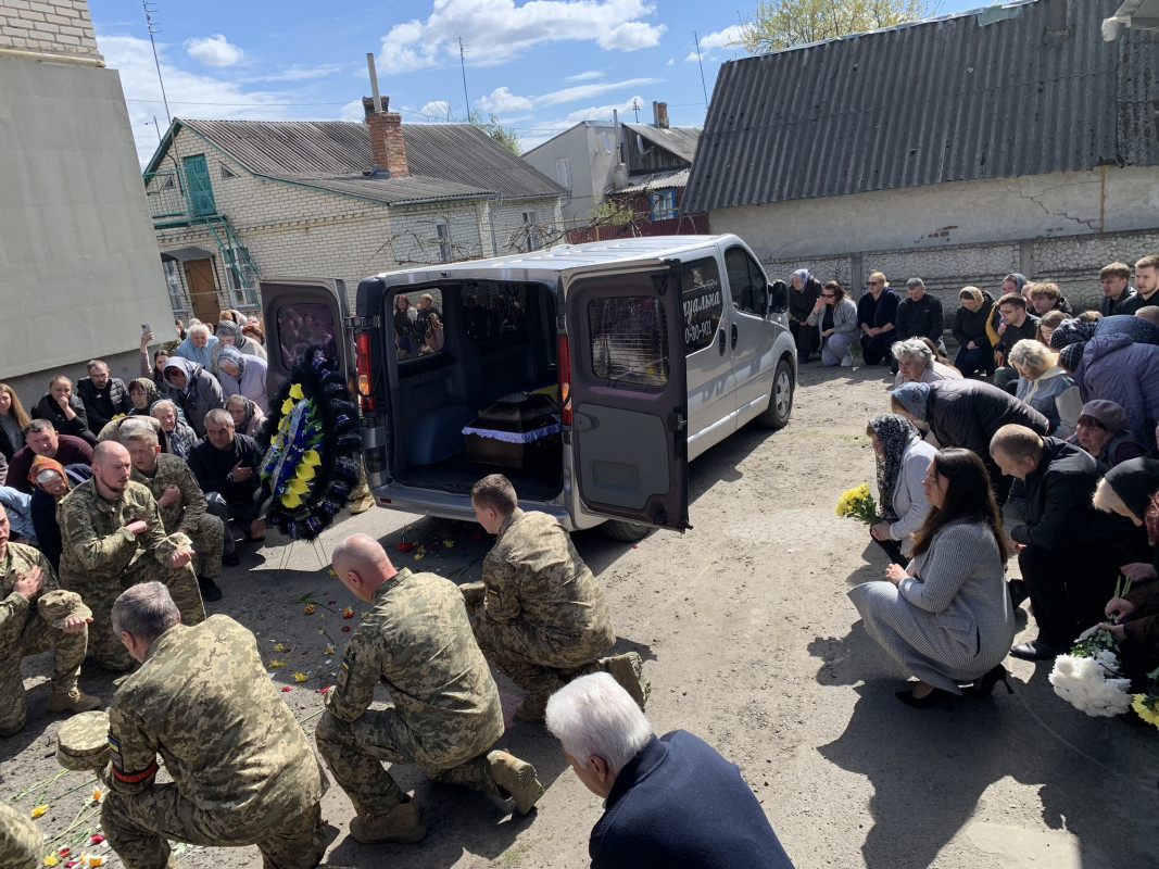 Останній дзвінок для Героя: у місті на Волині попрощалися з Олександром Каленюком