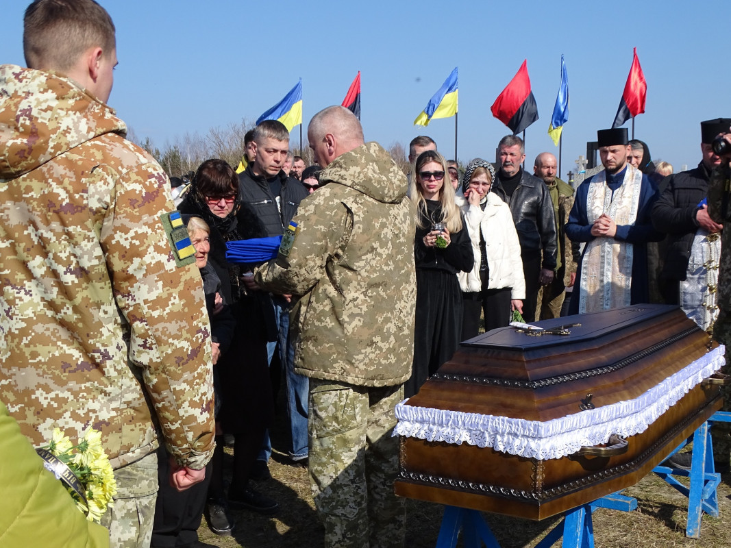 На Волині провели в останню путь Героя Василя Кравчука, який загинув два роки тому